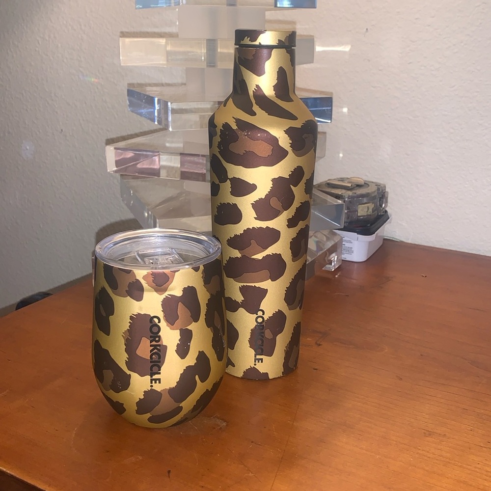 EUC Corksicle Leopard print wine glass and bottle set